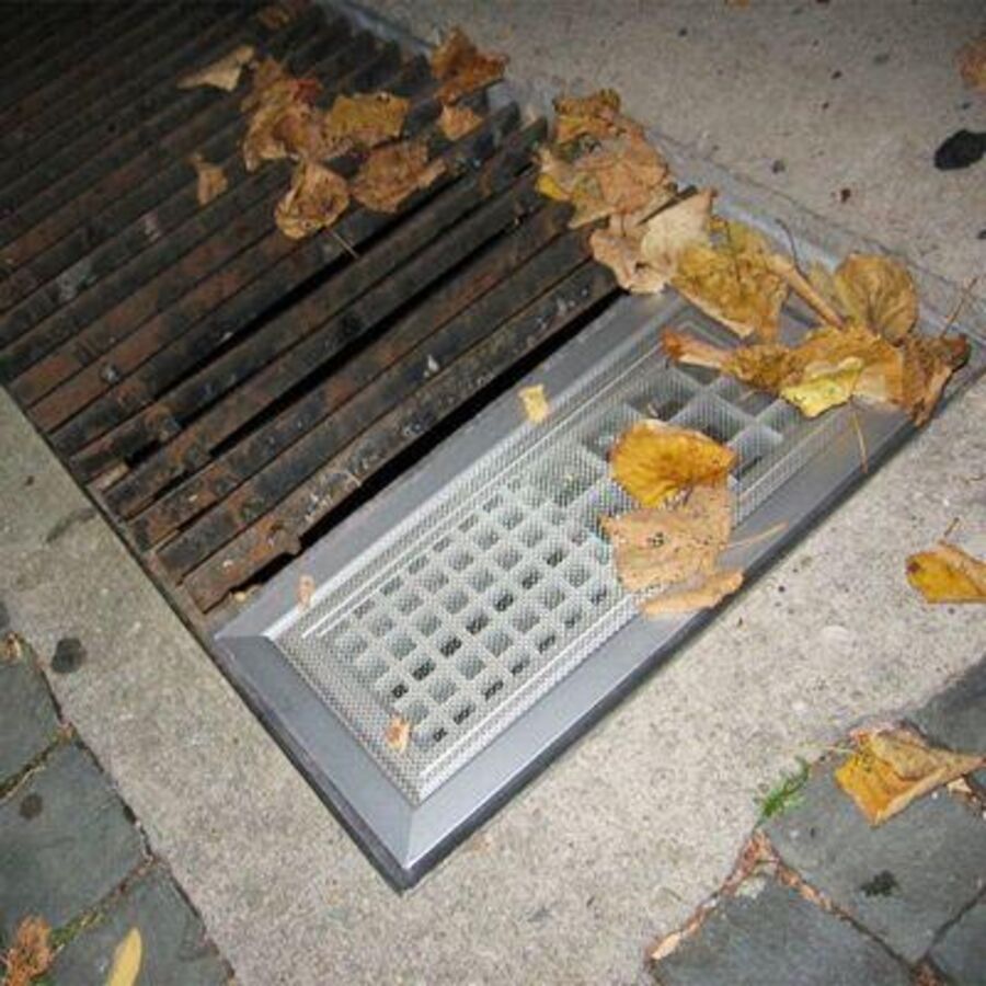 Lüftungsschacht im Garten mit Fliegengitter am Lüftungsfenster.