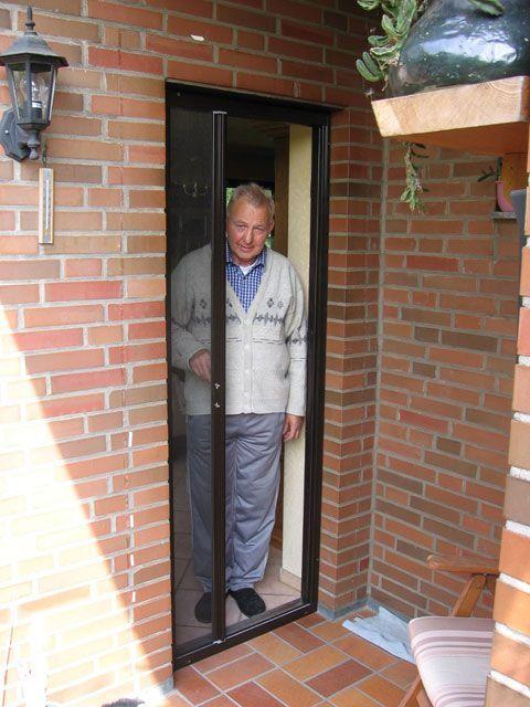 Tür mit unsichtbarem Schiebe-Fliegengitter, Person als Größenvergleich.