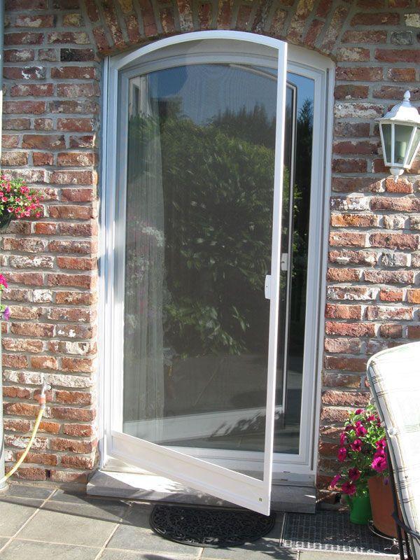 Individuelle Insektenschutz-Lösung für Terrassentür mit Klinkerfassade.