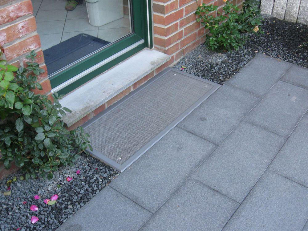 Sonderlösung Fliegengitter an Lüftungsschacht vor Eingangstür.