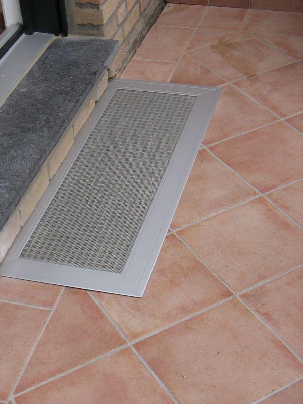 Sonderlösung Fliegengitter an Lüftungsschacht vor Eingangstür.