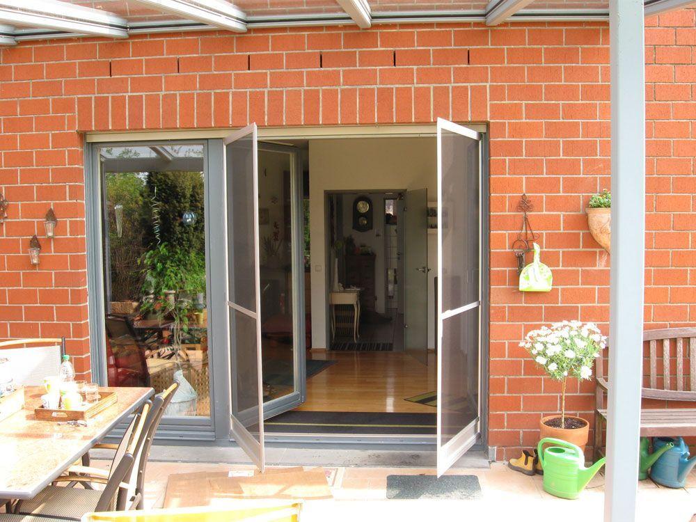 Zweiflügeliges Dreh-Fliegengitter auf Terrassentür.