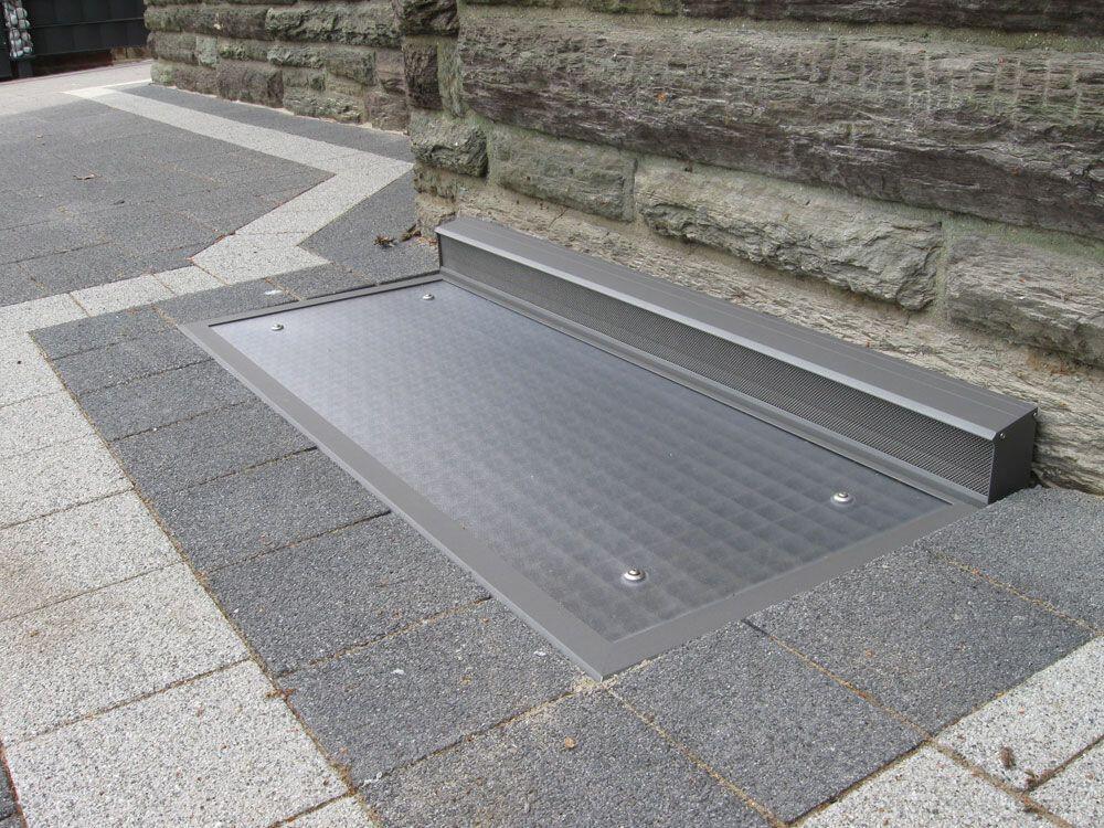 Fliegengitter für Lüftungsschacht in Sonderlösung – teils an Wand montiert.