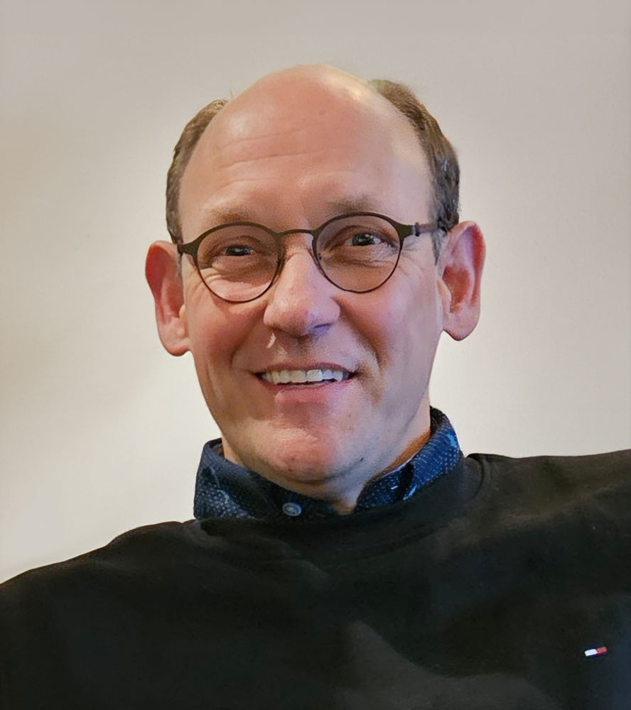 Porträt von Axel Schreier vor hellem Hintergrund, Insektenschutz Aachen.